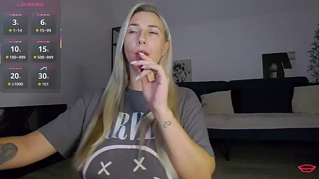 Snapshot of KhloeK chatting on 14, 10, 2025 KhloeK online show from 14, 10, 2025