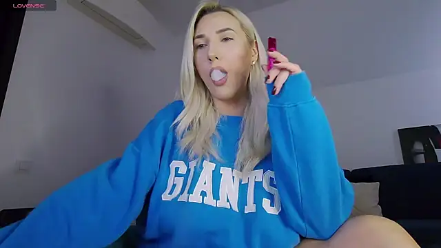 Snapshot of KhloeK chatting on 6, 11, 2025 KhloeK online show from 6, 11, 2025