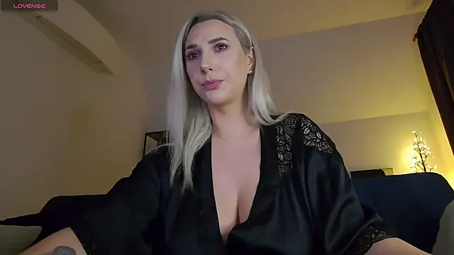 Snapshot of KhloeK chatting on 5, 12, 2025 KhloeK online show from 5, 12, 2025