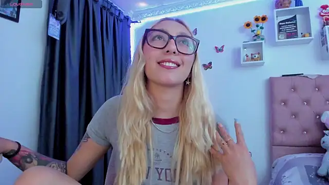 Snapshot of Soffy-brooks chatting on 19, 5, 2026 Soffy-brooks online show from 19, 5, 2026