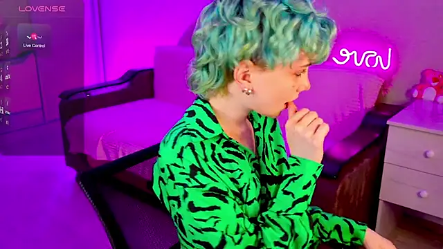 Snapshot of School_Love chatting on 6, 12, 2024 School Love online show from 6, 12, 2024