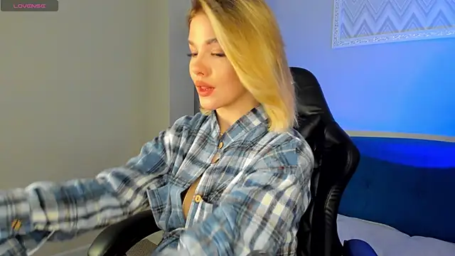 Snapshot of Anna_Robinson chatting on 5, 3, 2025 Anna Robinson online show from 5, 3, 2025