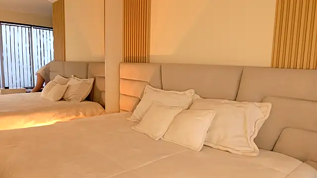 Zoe Benson online show from 18, 11, 2025