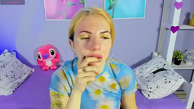 Snapshot of AnneTenet chatting on 4, 12, 2024 AnneTenet online show from 4, 12, 2024