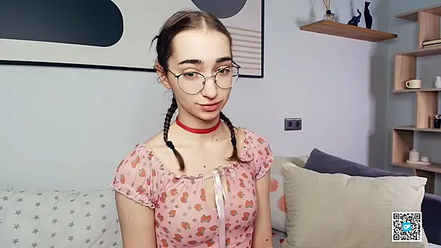 Snapshot of PollyBeev chatting on 7, 10, 2025 PollyBeev online show from 7, 10, 2025