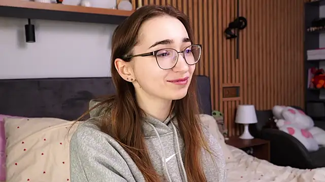 Snapshot of PollyBeev chatting on 6, 4, 2026 PollyBeev online show from 6, 4, 2026