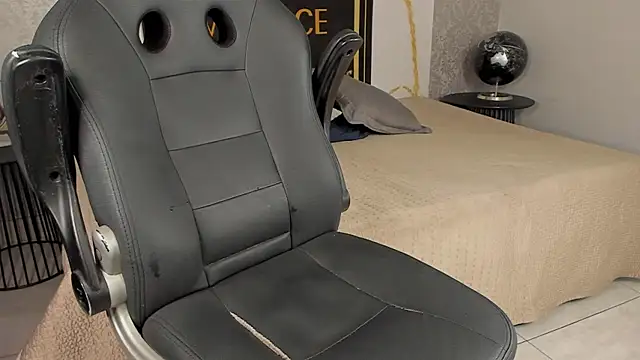 Snapshot of Desmon_Clark chatting on 1, 2, 2025 Desmon Clark online show from 1, 2, 2025