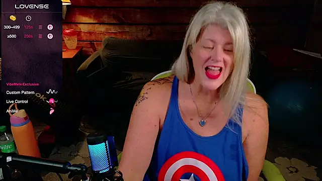 Snapshot of AliceHarlot chatting on 1, 10, 2025 AliceHarlot online show from 1, 10, 2025