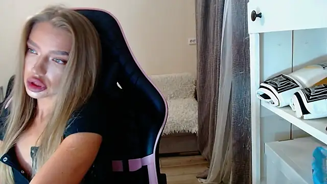 Snapshot of lonely_dreamm chatting on 11, 12, 2024 lonely dreamm online show from 11, 12, 2024