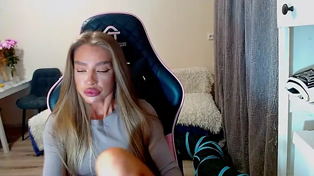 Snapshot of lonely_dreamm chatting on 13, 12, 2024 lonely dreamm online show from 13, 12, 2024