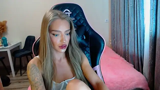 Snapshot of lonely_dreamm chatting on 2, 2, 2025 lonely dreamm online show from 2, 2, 2025