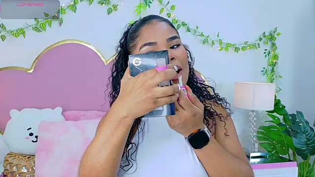 Snapshot of NahiaraReina chatting on 25, 10, 2025 NahiaraReina online show from 25, 10, 2025