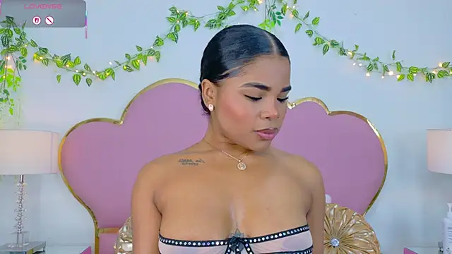 Snapshot of NahiaraReina chatting on 27, 10, 2025 NahiaraReina online show from 27, 10, 2025