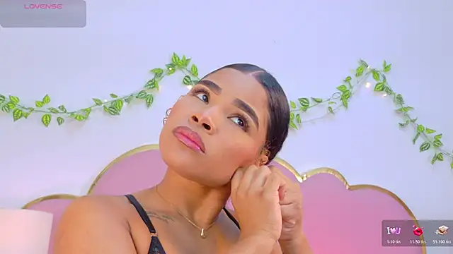 Snapshot of NahiaraReina chatting on 4, 12, 2025 NahiaraReina online show from 4, 12, 2025