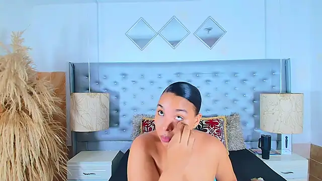 Snapshot of EileenBenzon chatting on 8, 11, 2025 EileenBenzon online show from 8, 11, 2025