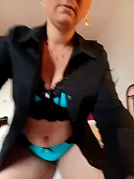 Snapshot of Nell-X chatting on 29, 10, 2025 Nell-X online show from 29, 10, 2025