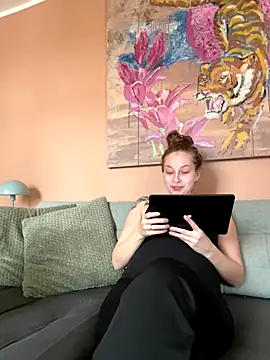 Snapshot of Hr_Frk_Olsen chatting on 9, 10, 2025 Hr Frk Olsen online show from 9, 10, 2025