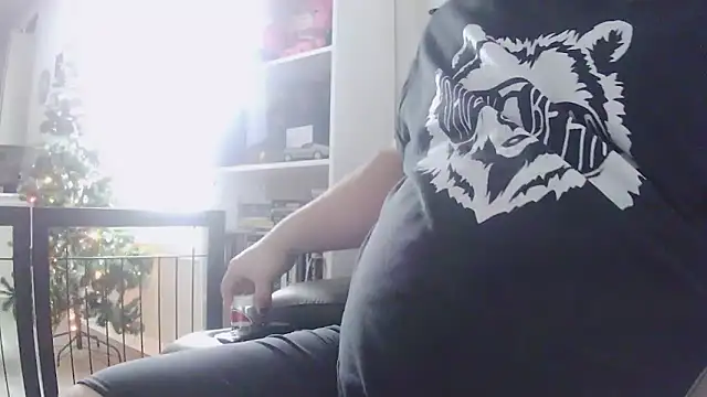 Snapshot of Strong_Bear89 chatting on 17, 12, 2025 Strong Bear89 online show from 17, 12, 2025