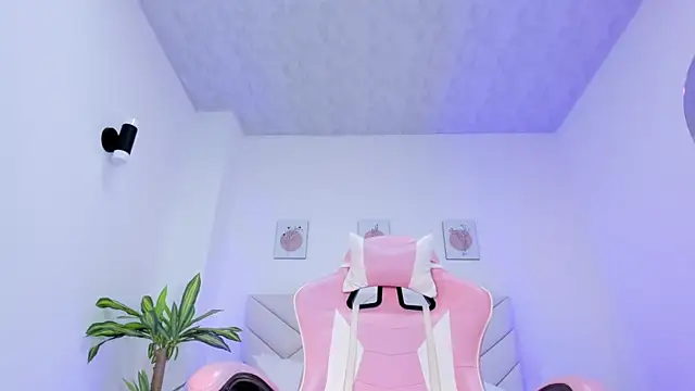 Snapshot of Brittany_cute18 chatting on 21, 1, 2025 Brittany cute18 online show from 21, 1, 2025