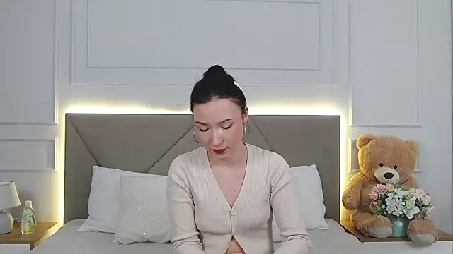 LeilaLow online show from 17, 12, 2024