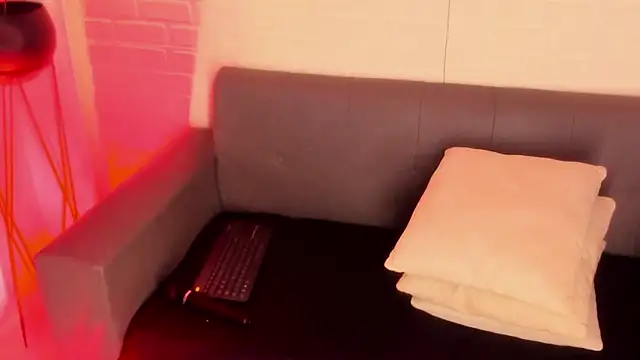 Snapshot of karina_gomez_18 chatting on 28, 11, 2025 karina gomez 18 online show from 28, 11, 2025