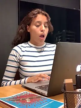 Snapshot of Katee_Jones chatting on 1, 2, 2025 Katee Jones online show from 1, 2, 2025