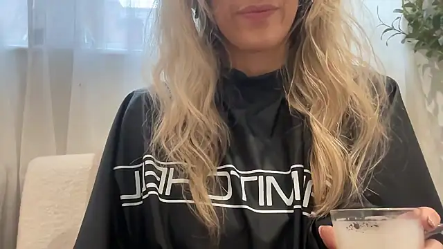 Snapshot of mollywilde chatting on 10, 11, 2025 mollywilde online show from 10, 11, 2025