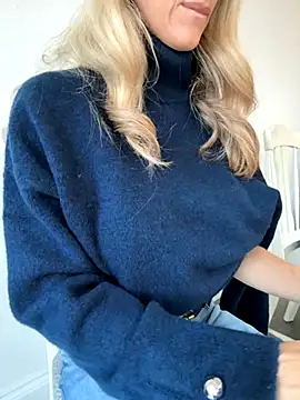 Snapshot of mollywilde chatting on 24, 11, 2025 mollywilde online show from 24, 11, 2025