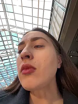 Holly Play online show from 4, 1, 2025