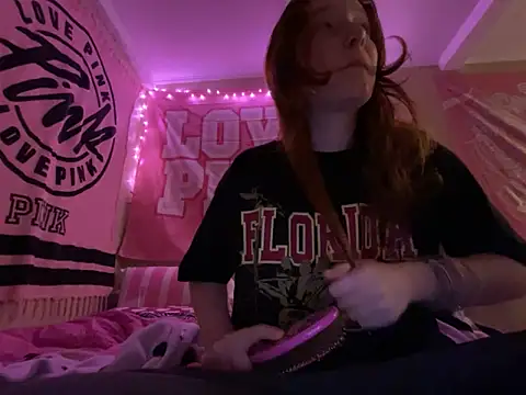 Snapshot of gingerbabe18 chatting on 19, 12, 2025 gingerbabe18 online show from 19, 12, 2025