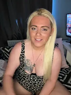 Snapshot of Blondiee3088 chatting on 17, 11, 2025 Blondiee3088 online show from 17, 11, 2025