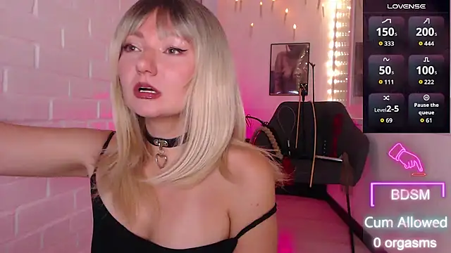 Snapshot of Sandralawrence chatting on 24, 9, 2025 Sandralawrence online show from 24, 9, 2025