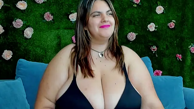 Huge Titties  online show from 6, 10, 2025