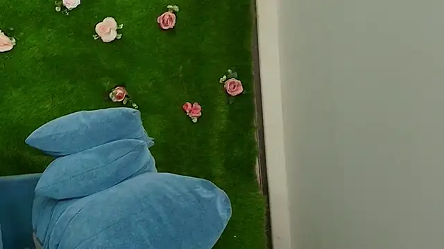 Huge Titties  online show from 28, 11, 2025