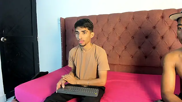 Snapshot of boys_yourparty chatting on 18, 9, 2025 boys yourparty online show from 18, 9, 2025