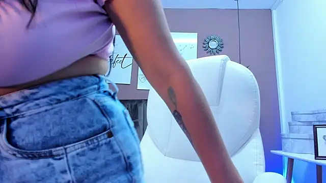 Snapshot of anniemayerx_ chatting on 2, 12, 2024 anniemayerx online show from 2, 12, 2024