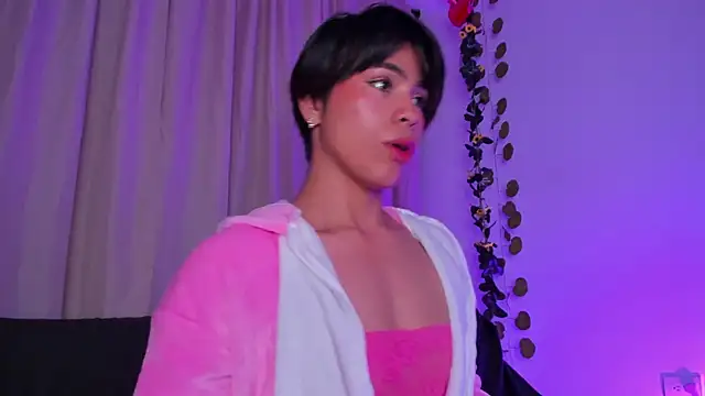 Snapshot of Little_michell chatting on 11, 10, 2025 Little michell online show from 11, 10, 2025