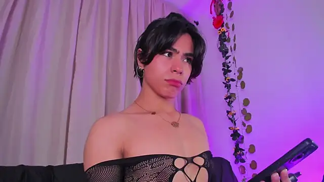 Snapshot of Little_michell chatting on 20, 12, 2025 Little michell online show from 20, 12, 2025