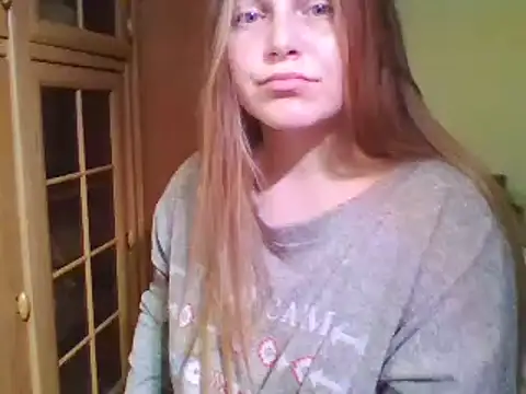 Snapshot of Evasapples chatting on 1, 2, 2025 Evasapples online show from 1, 2, 2025