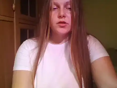 Snapshot of Evasapples chatting on 2, 2, 2025 Evasapples online show from 2, 2, 2025