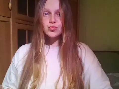 Snapshot of Evasapples chatting on 5, 2, 2025 Evasapples online show from 5, 2, 2025