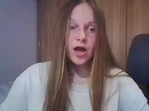 Snapshot of Evasapples chatting on 5, 3, 2025 Evasapples online show from 5, 3, 2025