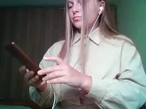 Snapshot of Evasapples chatting on 8, 9, 2025 Evasapples online show from 8, 9, 2025