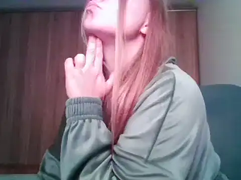 Snapshot of Evasapples chatting on 12, 9, 2025 Evasapples online show from 12, 9, 2025