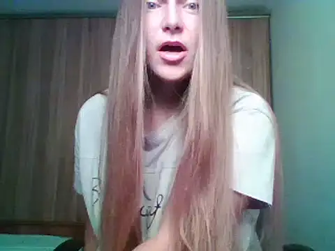 Snapshot of Evasapples chatting on 2, 10, 2025 Evasapples online show from 2, 10, 2025