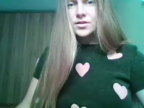 Snapshot of Evasapples chatting on 5, 10, 2025 Evasapples online show from 5, 10, 2025