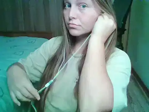 Snapshot of Evasapples chatting on 13, 10, 2025 Evasapples online show from 13, 10, 2025