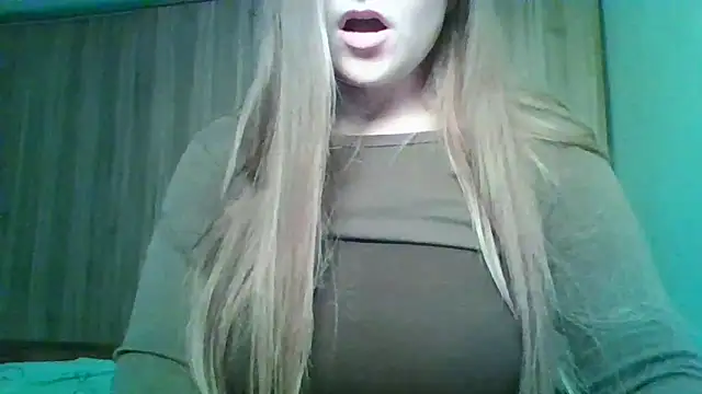 Snapshot of Evasapples chatting on 19, 12, 2025 Evasapples online show from 19, 12, 2025