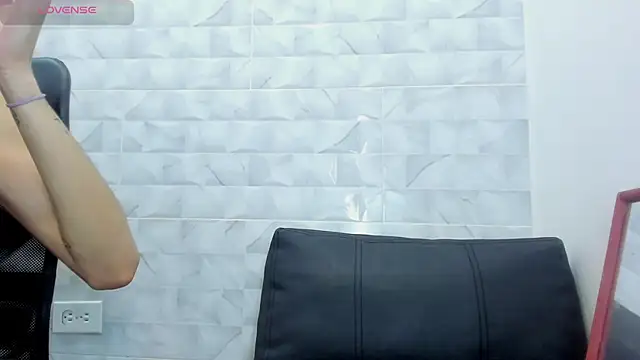 Realbadbxtch online show from 18, 2, 2025