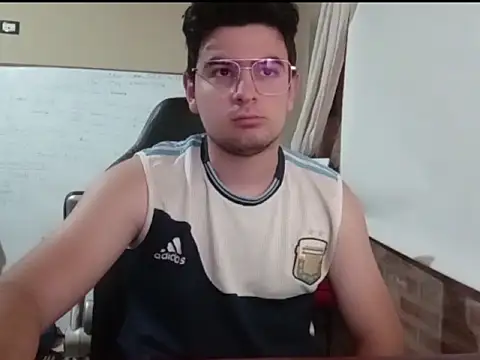 Snapshot of enzis3 chatting on 8, 11, 2025 enzis3 online show from 8, 11, 2025